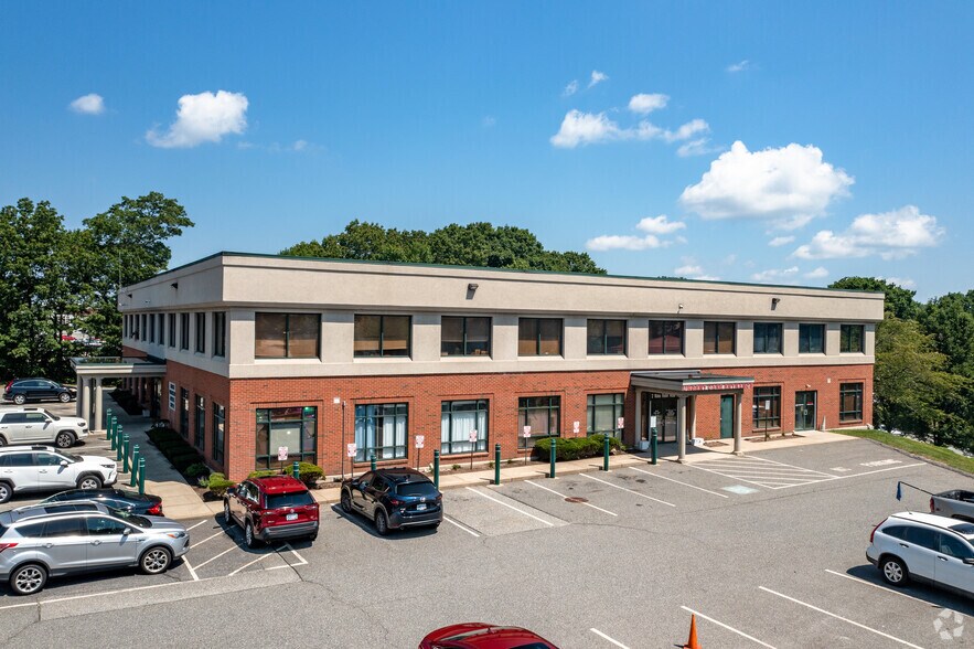 Primary Photo Of 2 Wake Robin Rd, Lincoln Medical For Lease