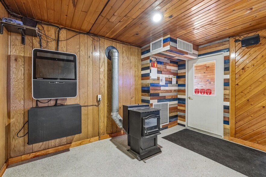 More Photos Of 504 Milwaukee St, Lomira Flex For Sale