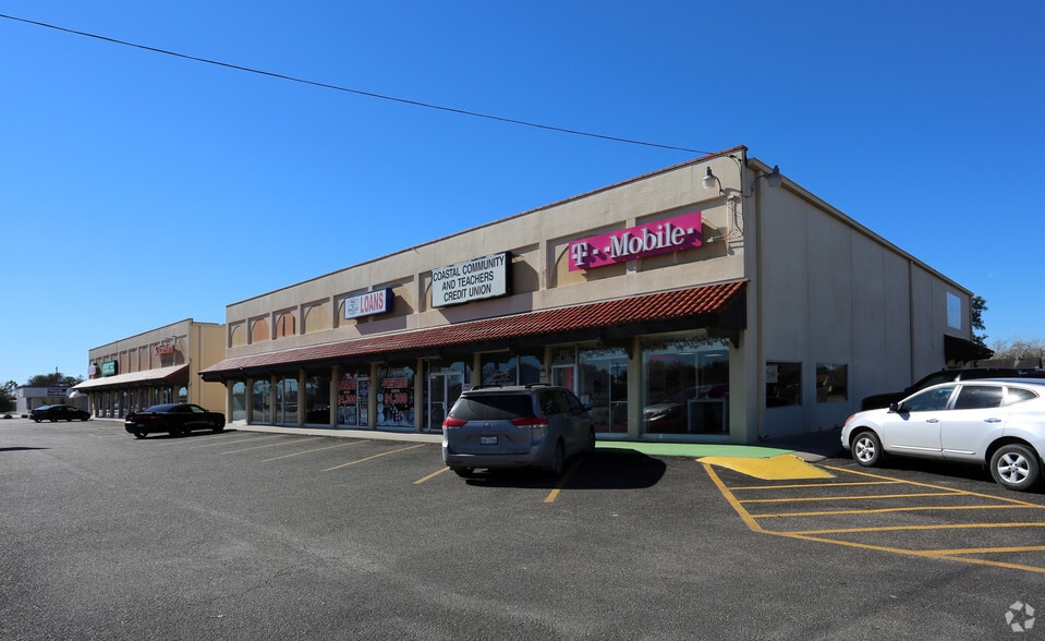 More Photos Of 717 S 14th St, Kingsville Storefront For Sale