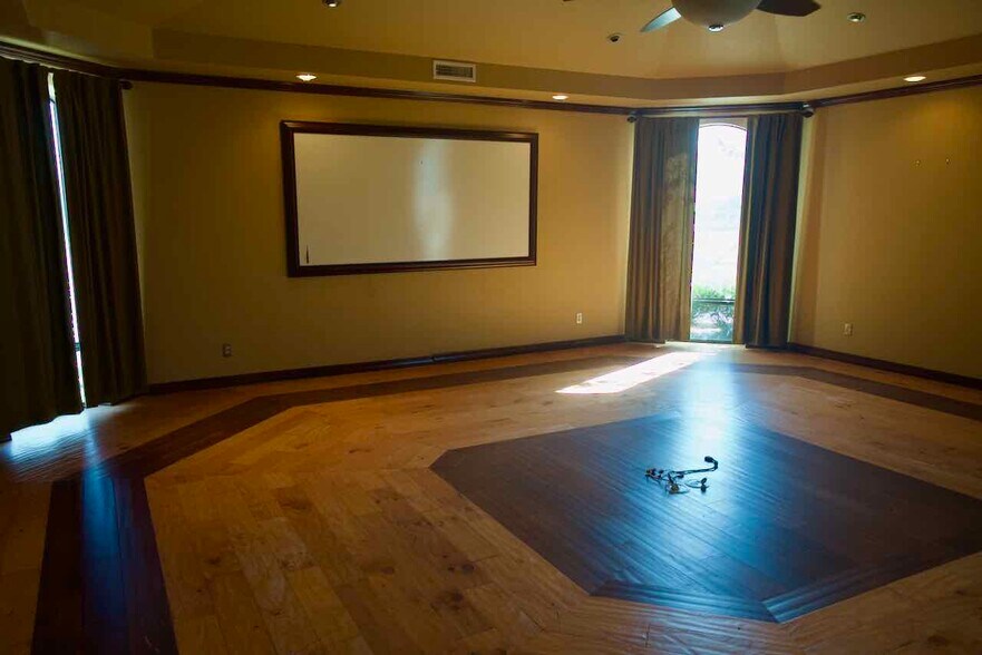 More Photos Of 3102 W Carolina Ave, Chickasha Office For Sale