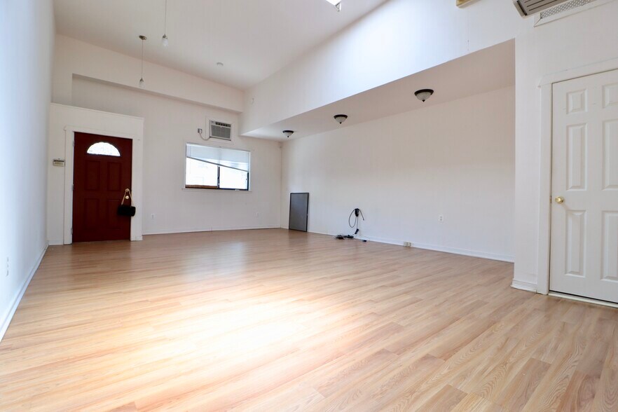 More Photos Of 6733 Central Ave, Glendale General Retail For Lease