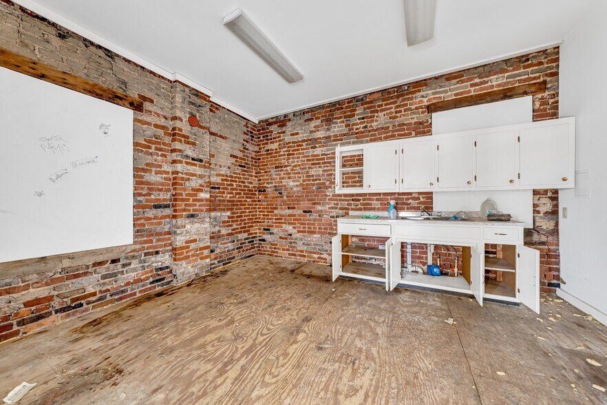 More Photos Of 227 Cedar Ave, South Pittsburg Freestanding For Sale