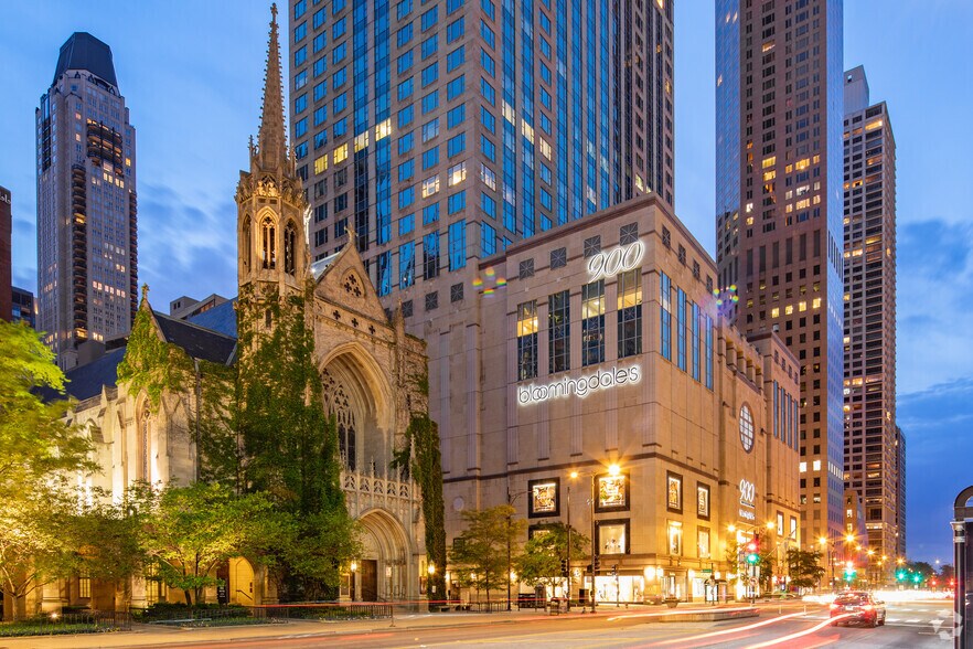 More Photos Of 900 N Michigan Ave, Chicago Office For Lease