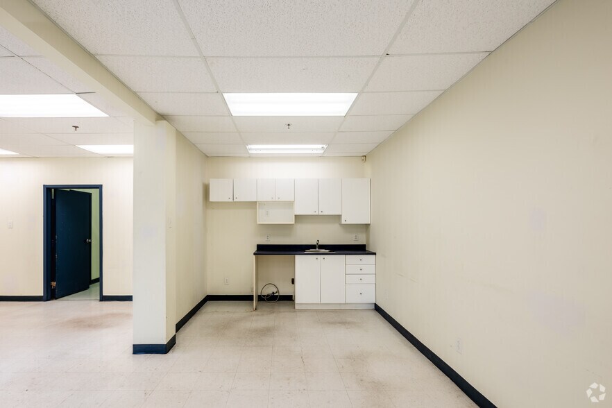 More Photos Of 2403-2467 Rue Guénette, Saint-Laurent Unknown For Lease