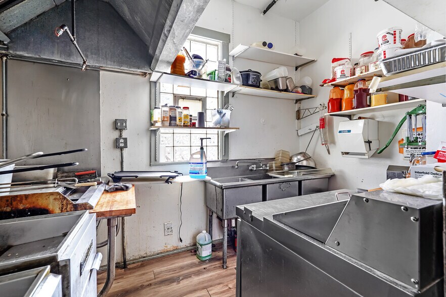 More Photos Of 2100 Spring St, Pittsburgh Bar For Sale