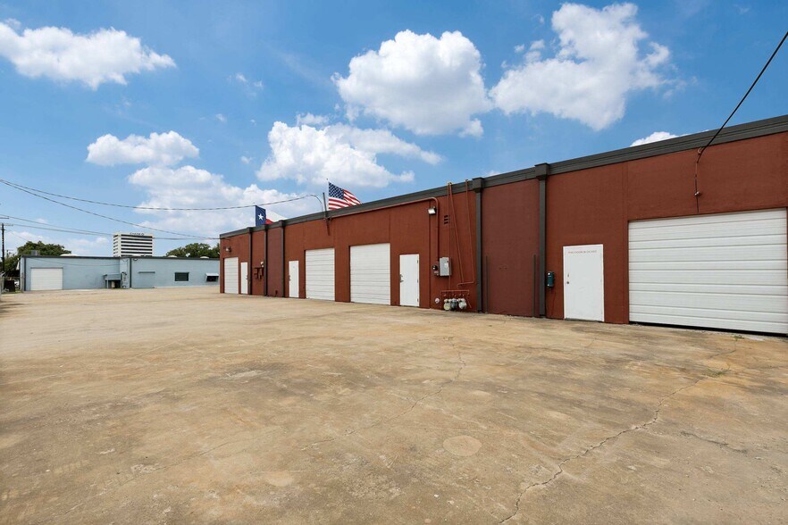 More Photos Of 408 Bishop Ave, Richardson Industrial For Sale
