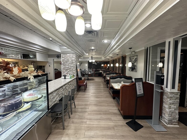 More Photos Of 1427 W Galena Ave, Freeport Restaurant For Sale