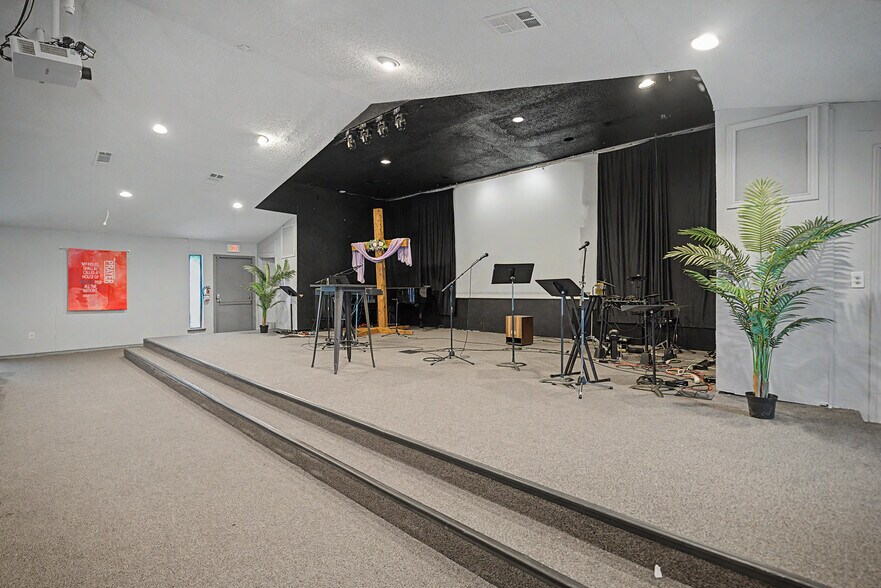 More Photos Of 2111 Skyline Dr, Mesquite Religious Facility For Sale