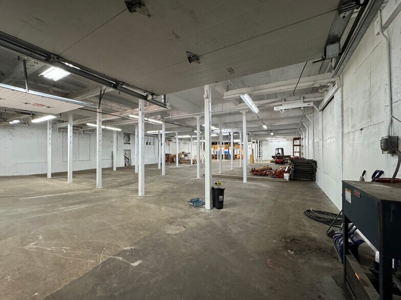 More Photos Of 176 Hartford Rd, Manchester Warehouse For Lease