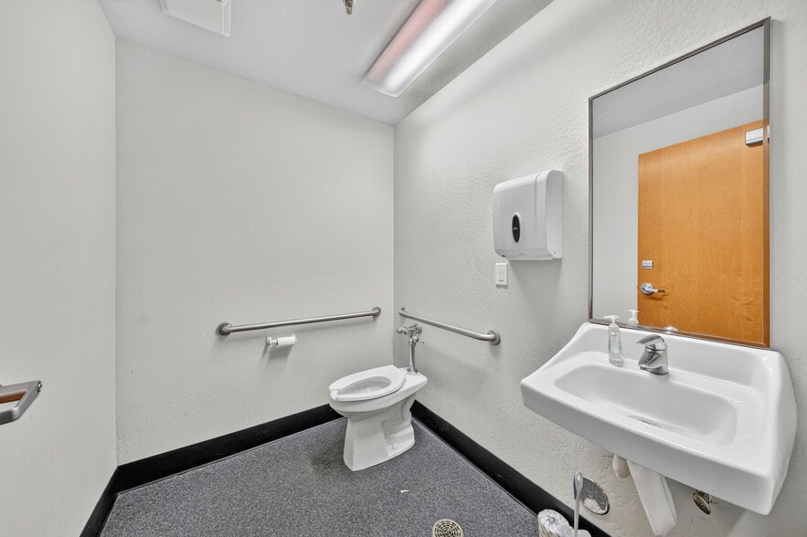 More Photos Of 3755 Crater Lake Hwy, Medford Freestanding For Sale