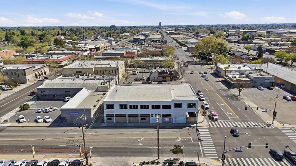 More Photos Of 208 E Olive Ave, Turlock Storefront Retail Office For Sale
