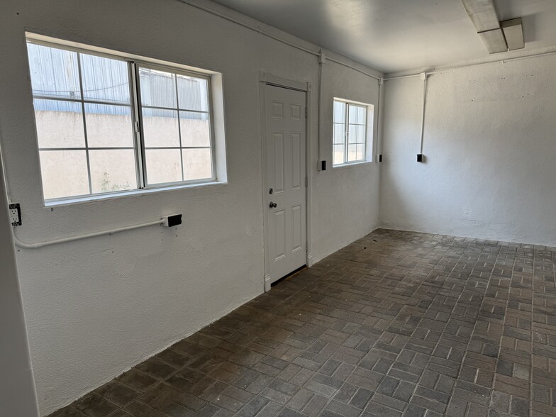 More Photos Of 4641 Telegraph Rd, Los Angeles Manufacturing For Sale