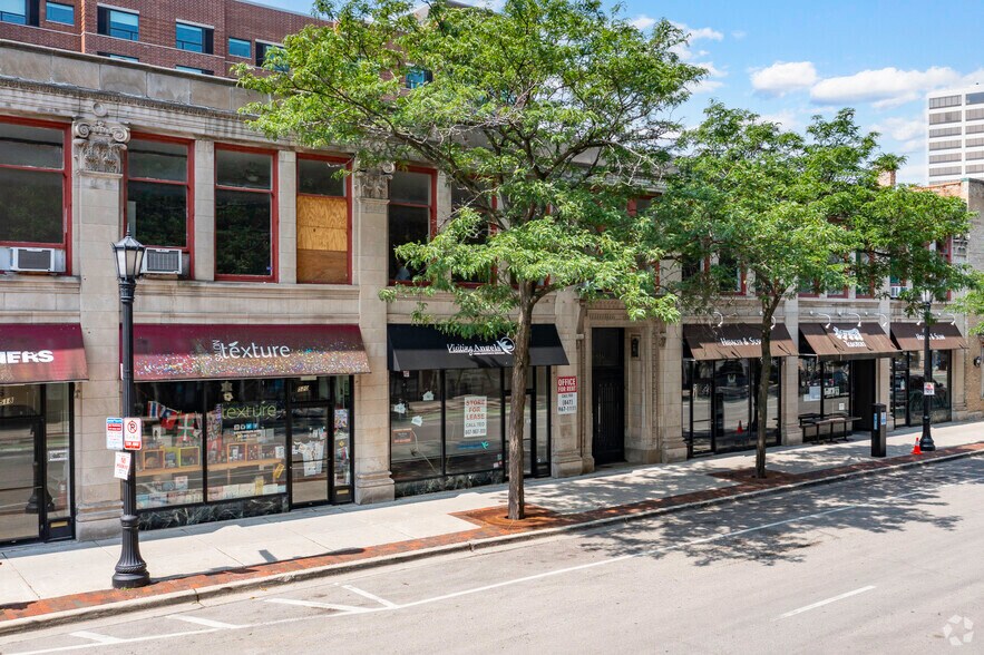 More Photos Of 518 Davis St, Evanston Storefront For Lease