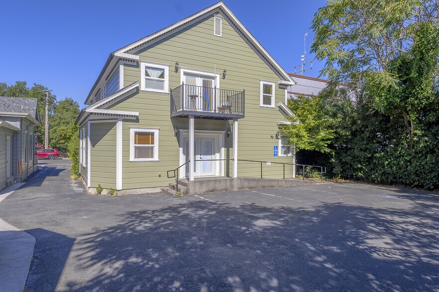 More Photos Of 230 Center St, Healdsburg Office For Lease