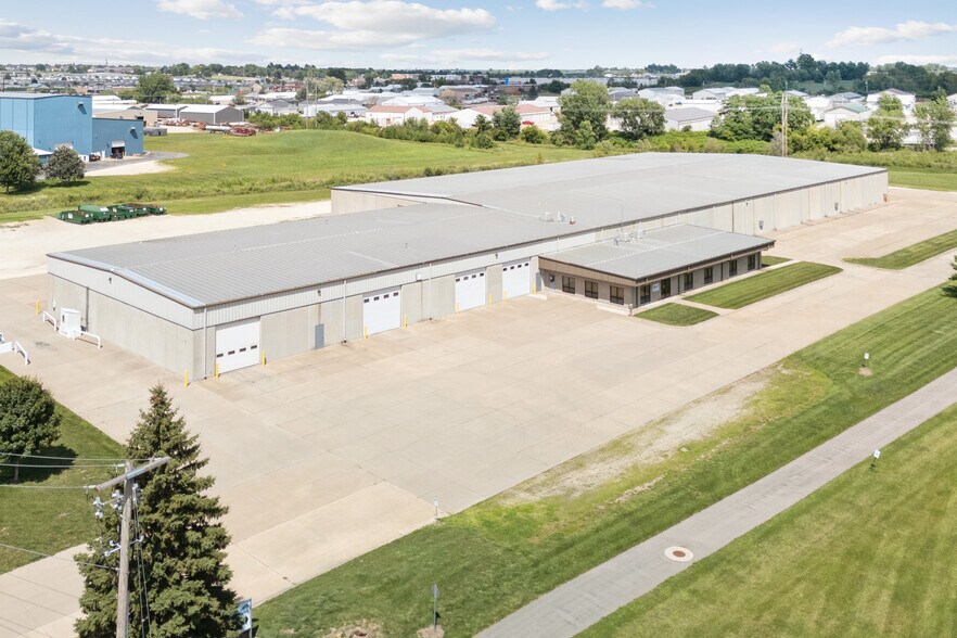 Primary Photo Of 625 44th St, Marion Distribution For Sale