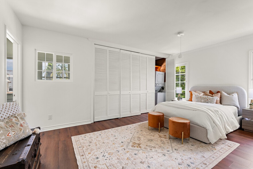 More Photos Of 1040 S Longwood Ave, Los Angeles Apartments For Sale
