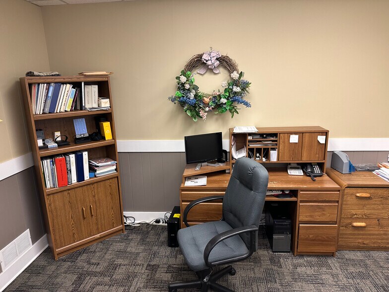 More Photos Of 1004 Princetown Rd, Schenectady Office For Lease