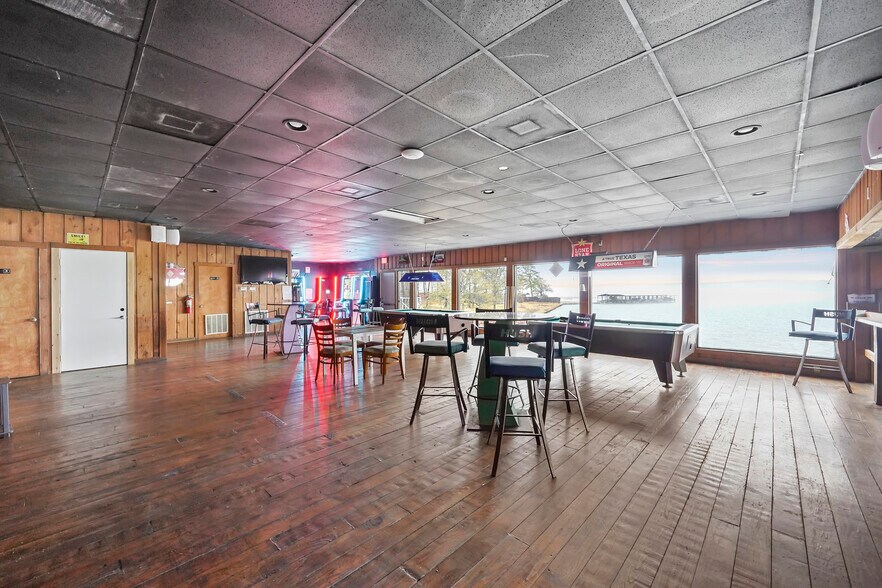 More Photos Of 371 Navaho Trl, Onalaska Restaurant For Lease