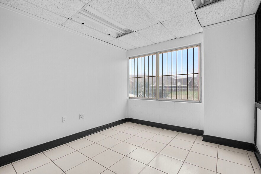 More Photos Of 6816 Larkwood Dr, Houston Industrial For Sale