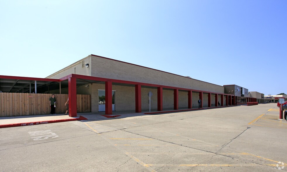 Primary Photo Of 1701 Fairway Dr, Alvin Unknown For Lease