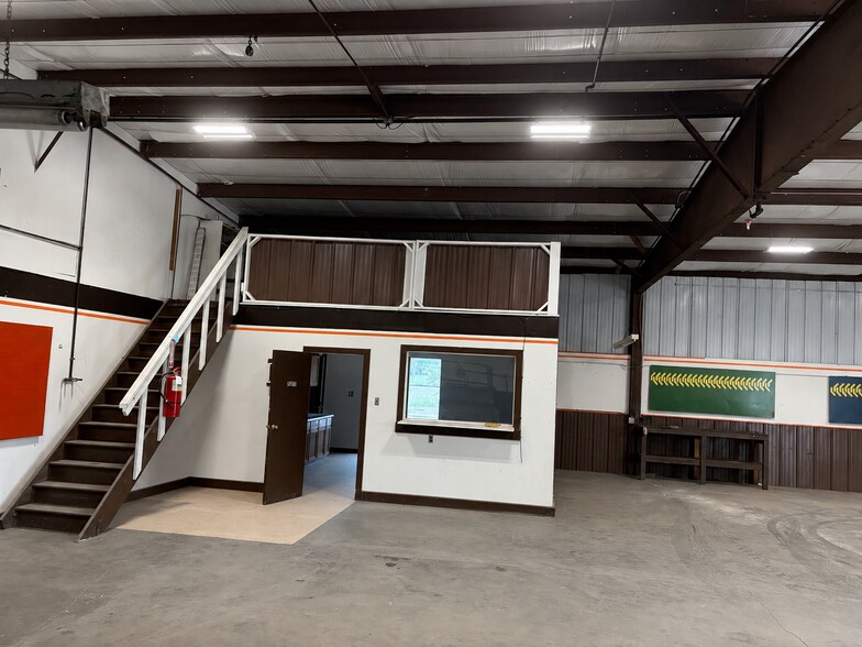 More Photos Of 440 Charmony Frontage Rd, Sterling Warehouse For Lease