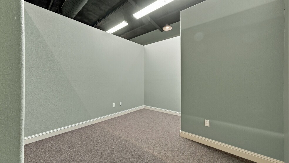 More Photos Of 207 Eastridge Rd, Granbury General Retail For Sale