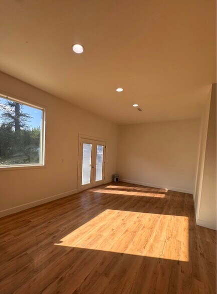 More Photos Of 85188 Highway 101, Florence Light Manufacturing For Lease