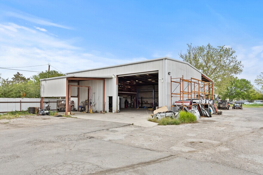 More Photos Of 955 W Kingsbury St, Seguin Auto Repair For Sale