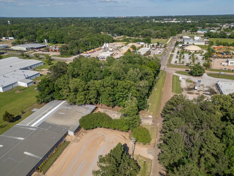 More Photos Of 1006 Lynn Ln, Starkville Flex For Lease