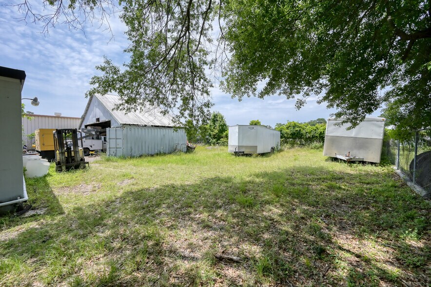 More Photos Of 508 Bryant Rd, Conroe Manufacturing For Sale
