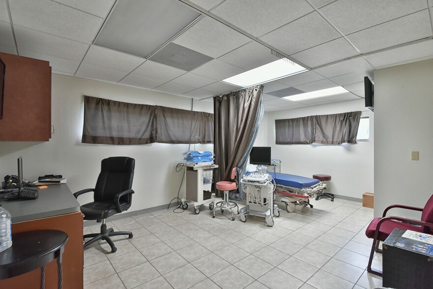 More Photos Of 1805 SE Lake Weir Ave, Ocala Medical For Sale