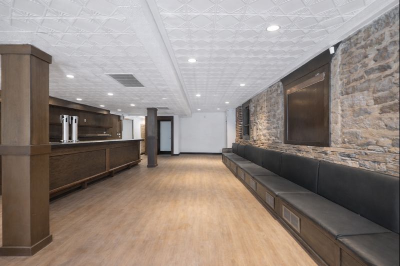 More Photos Of 2070 St Saint-Denis, Montréal General Retail For Lease