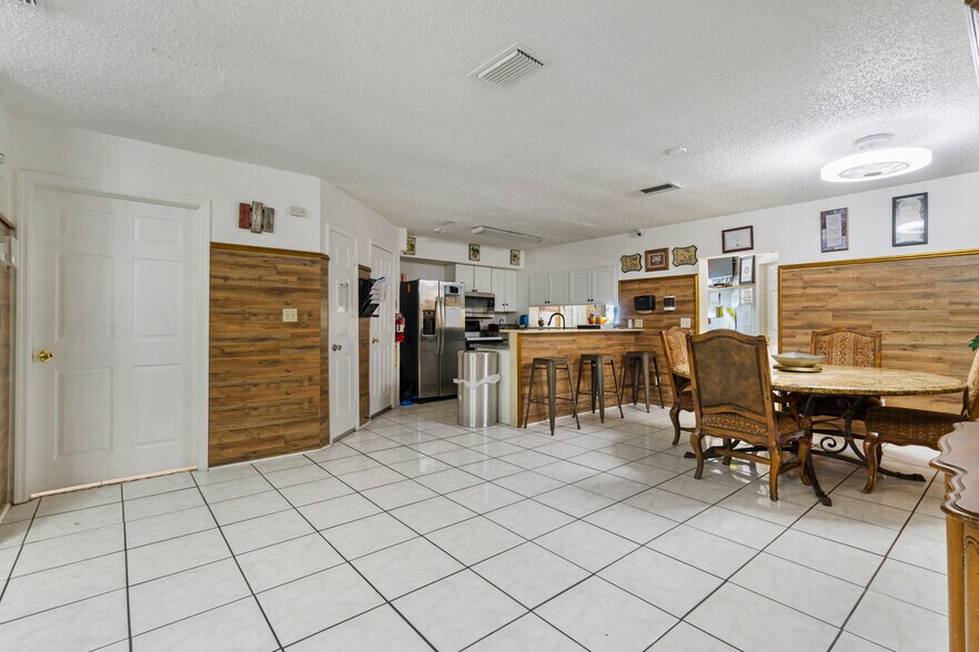 More Photos Of 613 Forest Hills Dr, Brandon Assisted Living For Lease