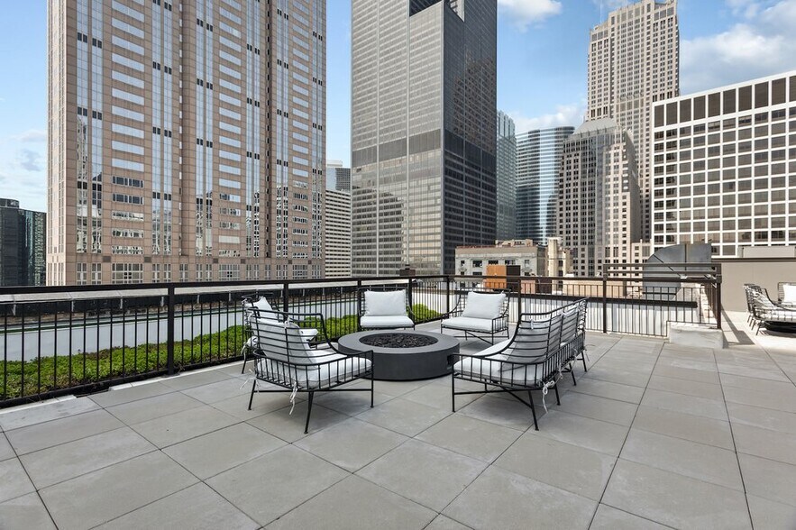 More Photos Of 330 S Wells St, Chicago Office For Lease