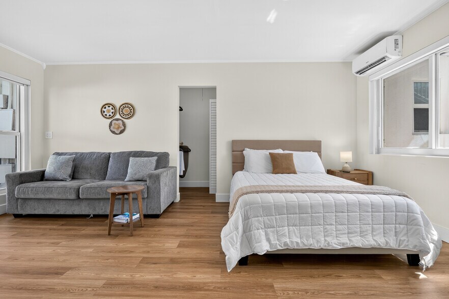 More Photos Of 327 Harding St, Hollywood Hotel For Sale