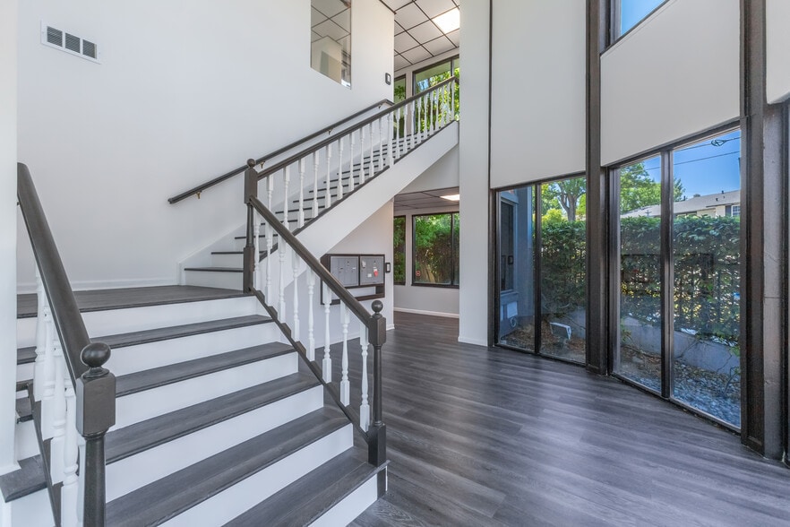 More Photos Of 23030 Lyons Ave, Santa Clarita Medical For Lease
