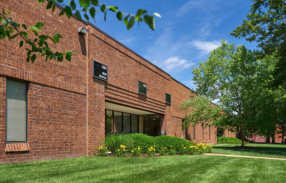 Primary Photo Of 1601-1617 Manufacturers Dr, Fenton Warehouse For Lease