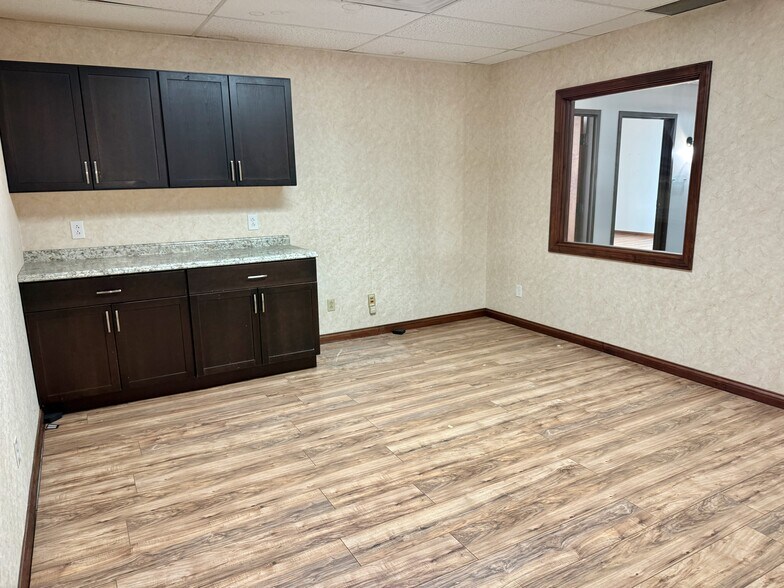 More Photos Of 641 Lincoln Way W, Massillon Showroom For Lease