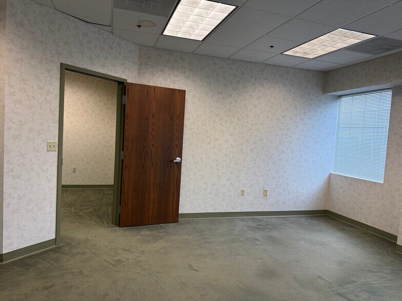 More Photos Of 12710 S Pflumm Rd, Olathe Storefront Retail Office For Lease