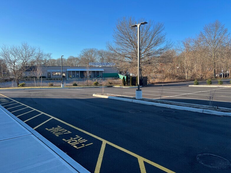 More Photos Of 1352 E Main St, Riverhead Freestanding For Lease