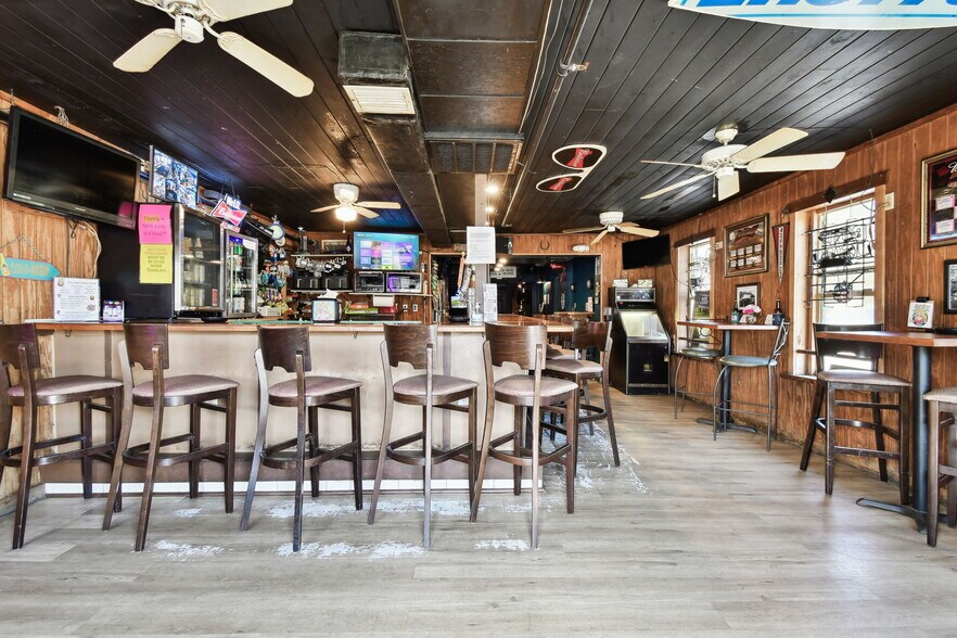 More Photos Of 3007 6th St S, Saint Petersburg Bar For Sale