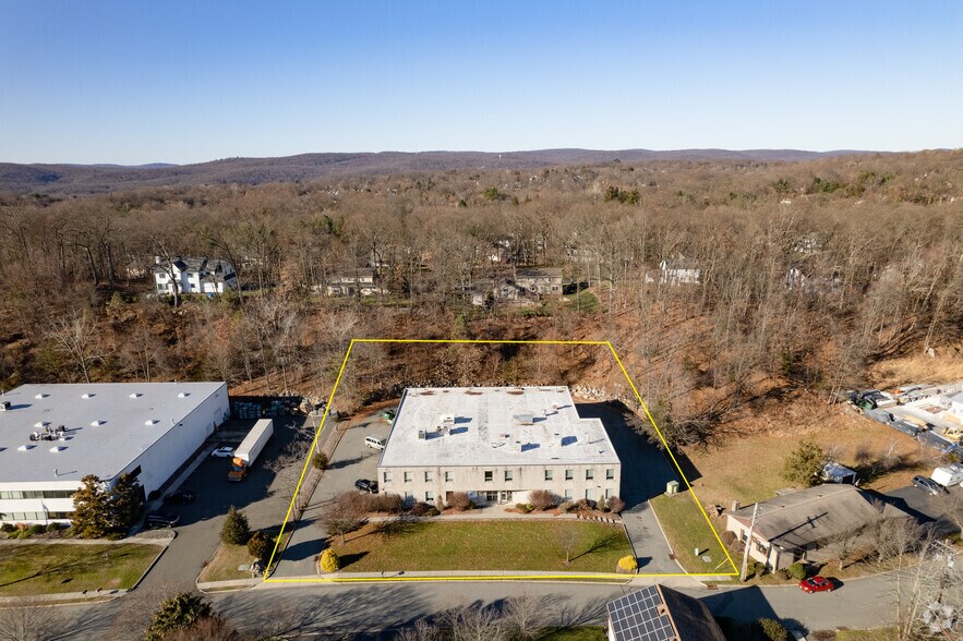 More Photos Of 550 Commerce St, Franklin Lakes Warehouse For Lease