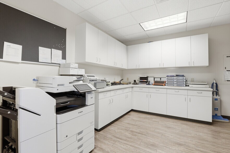 More Photos Of 3911 Castlevale Rd, Yakima Office For Lease