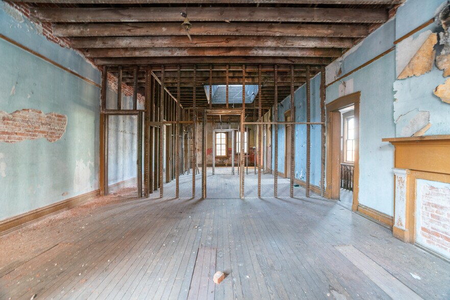 More Photos Of 217 W Main St, Washington General Retail For Sale