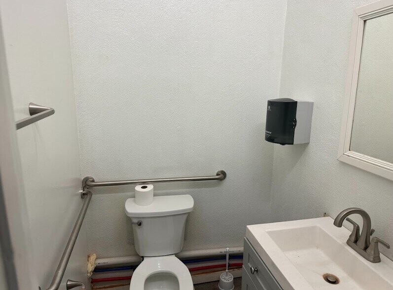 More Photos Of 836 S Broad St, Commerce Freestanding For Sale