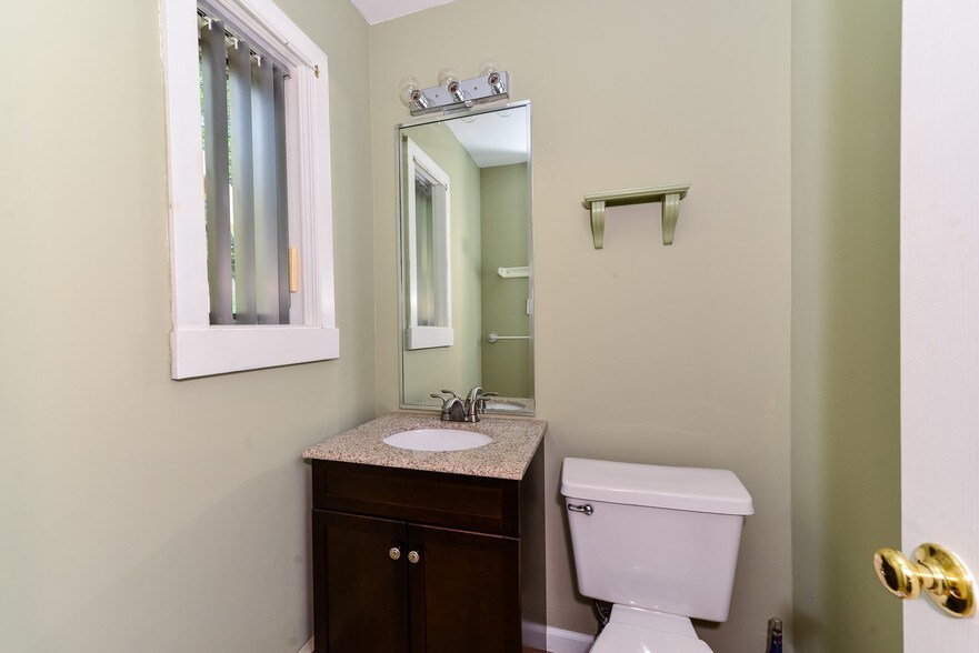 More Photos Of 870 W Jericho Tpke, Huntington Office For Sale