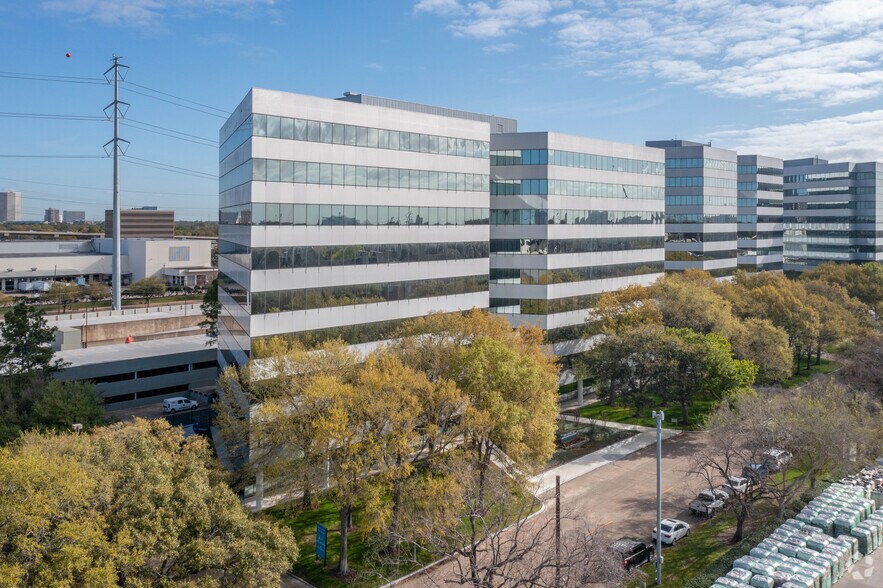 More Photos Of 4888 Loop Central Dr, Houston Office For Lease