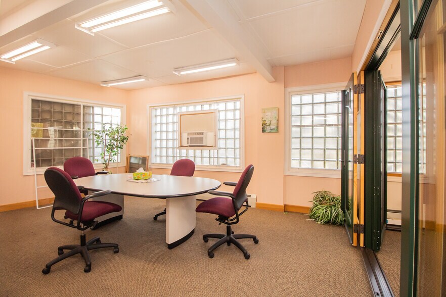 More Photos Of 1150 Main St, Leicester Showroom For Lease