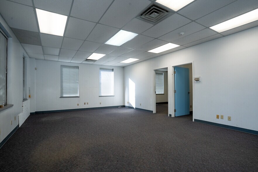 More Photos Of 59 Montclair Dr, Woodstock Warehouse For Sale