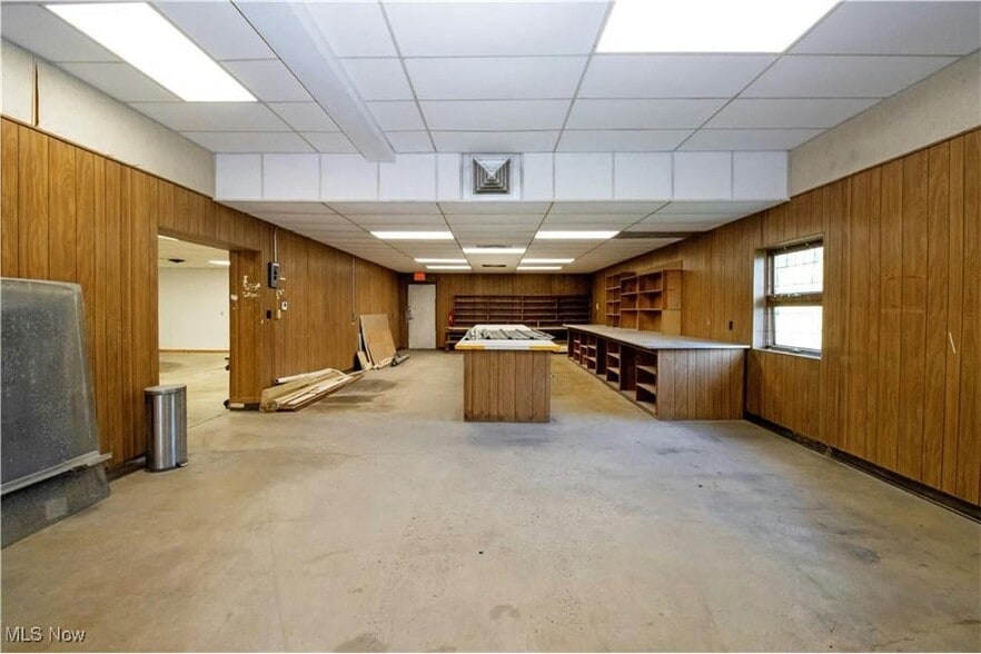 More Photos Of 390 E Wood St, Shreve Flex For Sale